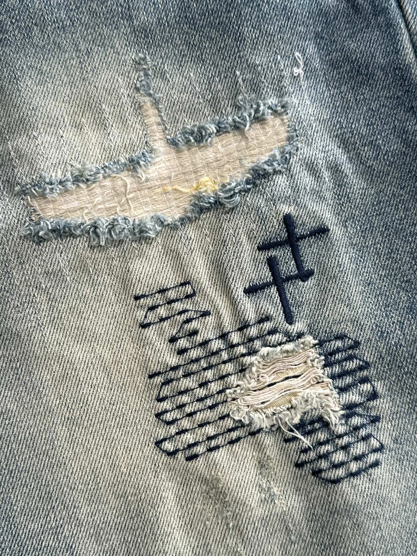 🅿️320 Croxin 2025 summer new jeans denim shorts are woven from imported Japanese Denim plain cotton denim fabrics. They are complete with three standards. The top stonewashing process makes the texture reach the old taste of the 1980s. It is soft, delicate, comfortable and breathable. The color has a modern and fashionable vicissitudes. The upper body is versatile and fashionable! Light luxury, a must-have item for daily commuting! Code number: 28-40 (please state your height and weight when placing an order)